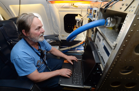 29일 경기도 오산 미 공군기지에서 2016년 한-미 협력 국내 대기질 공동조사(KORUS-AQ)에 이용될 한미 양국 연구용 항공기가 언론에 공개됐다. 각종 대기 수집 및 분석 장비를 실은 미국항공우주국(NASA) 소속 DC-8 연구용 항공기 안에서 한 NASA 연구원이 장비에 대해서 설명하고 있다. 국립환경과학원과 NASA는 5월 2일부터 6월 12일까지 6주간에 걸쳐 항공, 위성, 지상, 해상 관측을 통해 수도권 및 한반도 대기질 집중 조사를 실시한다. 2016. 4. 29 손형준 기자 boltagoo@seoul.co.kr