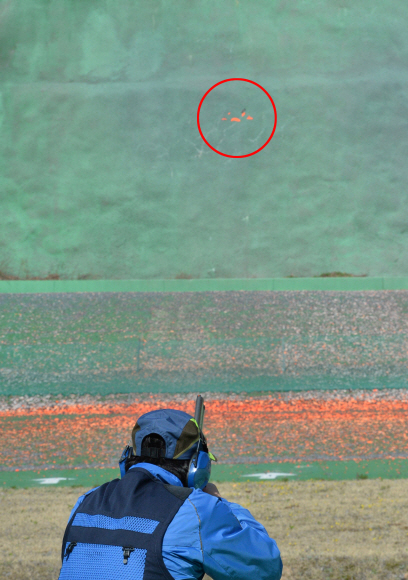 단양클레이사격장 내 아메리칸 트랩에서 김진수 코치가 명중시킨 클레이피전(빨간 원 안)이 산탄에 맞아 산산이 부서지고 있다.