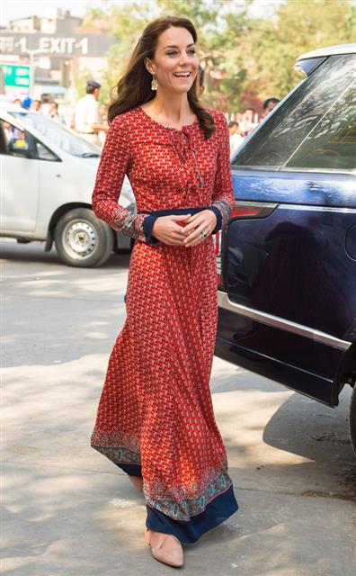 지난 4월 인도 방문 당시 활기찬 표정으로 걷고 있는 미들턴 왕세손비. 이날 착용한 드레스는 50파운드(약 8만 3300원)에 불과했다. 텔레그래프 캡처