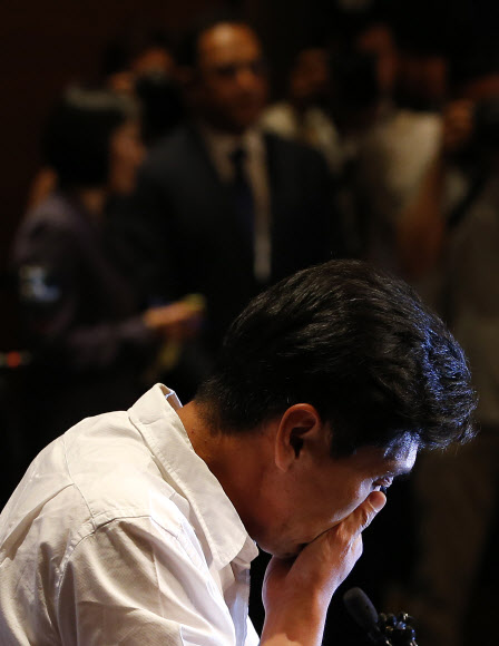 눈물 흘리는 가습기 살균제 피해자들