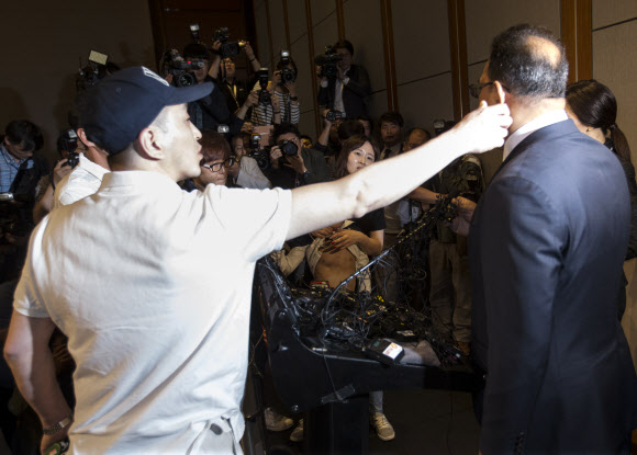 가습기 살균제 피해자 가족들이 2일 오전 서울 여의도에서 열린 옥시 공식 기자회견장에서 옥시레킷벤키저 한국법인 아타 샤프달 대표에게 항의하고 있다.  연합뉴스