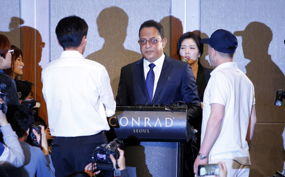 가습기 살균제 피해자 가족들이 2일 오전 서울 여의도 콘래드호텔에서 열린 옥시 공식 기자회견장에서 옥시레킷벤키저 한국법인 아타 샤프달 대표에게 항의하고 있다. 연합뉴스