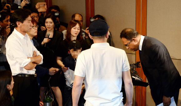 옥시레킷벤키저 한국법인 아타 샤프달 대표가 2일 오전 서울 여의도에서 열린 옥시 공식 기자회견장에서 항의하는 피해자가족에게 머리를 숙이고 있다. 강성남 선임기자 snk@seoul.co.kr