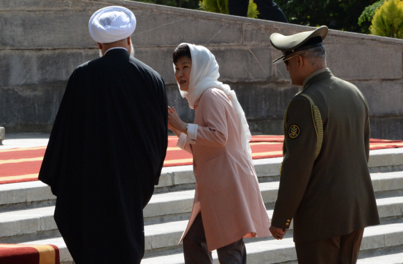 이란을 국빈 방문중인 박근혜 대통령이 사드아밧궁 낸 좀후리궁앞 광장에서 열린 공식환영식 행사에서 하산 로하니 이란 대통령과 대화를 나누고 있다.  안주영 기자 jya@seoul.co.kr