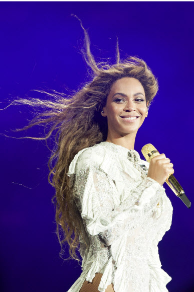 팝스타 비욘세가 1일(현지시간) 미국 애틀랜타의 조지아돔에서 열린 ‘포메이션 월드 투어(Formation World Tour)’ 에서 멋진 공연을 선보이고 있다. AP 연합뉴스