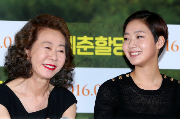배우 윤여정(왼쪽), 김고은이 2일 오후 서울 성동구 CGV 왕십리점에서 열린 영화 ‘계춘할망’ 언론시사회에서 미소짓고 있다. 연합뉴스