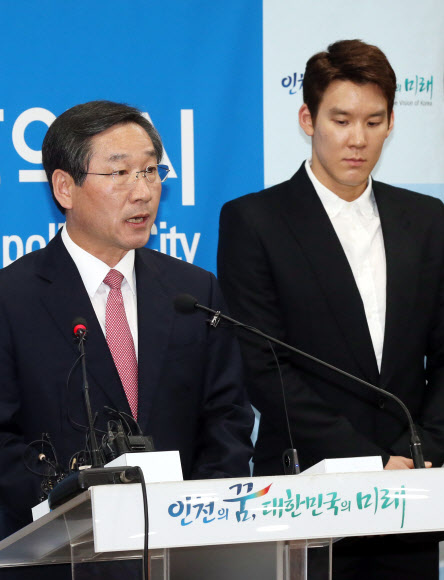 유정복(왼쪽) 인천시장이 2일 박태환에게 리우올림픽 출전 기회를 줄 것을 요청하는 내용의 기자회견을 하고 있다.  연합뉴스