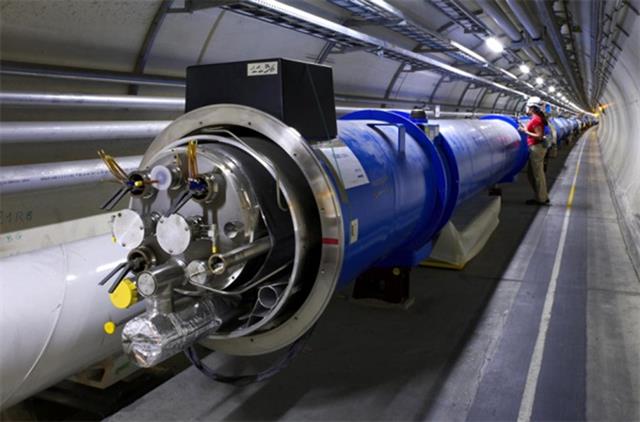 ‘힉스 입자’의 존재를 밝혀내 2013년 노벨물리학상을 수상한 영국 에든버러대 피터 힉스 교수에게 노벨물리학상을 안겨준 CERN의 LHC 내부 모습. 위키피디아 제공