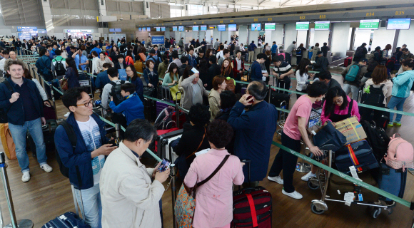 ‘황금연휴 D-1’ 여행객으로 붐비는 공항