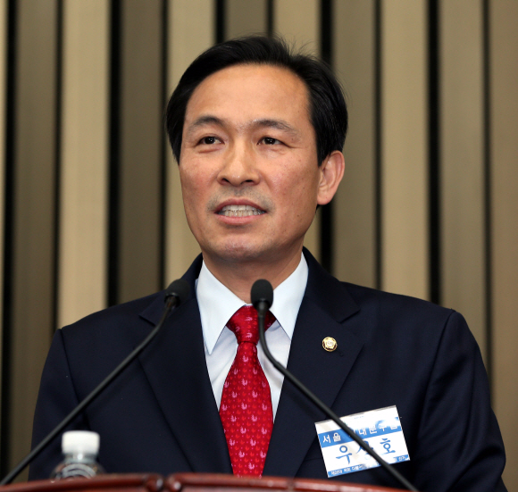 우상호 더불어민주당 의원이 4일 오후 국회에서 새 원내대표로 선출된 뒤 당선소감을 말하고 있다.   박지환 기자 popocar@seoul.co.kr