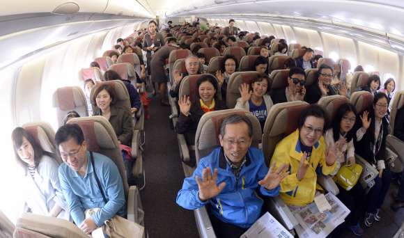 대만 타이베이행 아시아나 항공기 OZ711편에 탑승한 승객들이 이륙을 앞두고 즐거워하는 모습. 정연호 기자 tpgod@seoul.co.kr