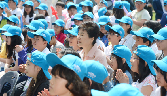 청와대 녹지원에서 박근혜 대통령과 초청된 어린이들이   봄나들이 행복한 어린이 행복한 대한민국 행사를 하고 있다. 안주영 기자 jya@seoul.co.kr