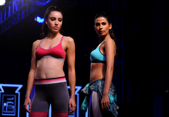 4일(현지시간) 인도 뭄바이에서 열린 트라이엄프 패션쇼에서 모델들이 ‘글램 뉴’ 2016 작품들을 선보이고 있다. AFP 연합뉴스