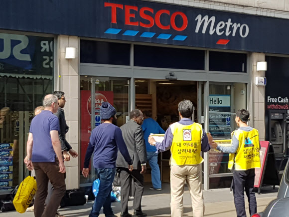 가습기살균제 피해자 피켓에 시선 둔 영국인들