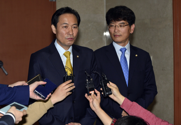 우상호(왼쪽) 더불어민주당 원내대표가 6일 국회 정론관에서 같은 당 박완주 의원을 원내수석부대표에 임명한다고 밝힌 뒤 인선 배경을 설명하고 있다.  정연호 기자 tpgod@seoul.co.kr