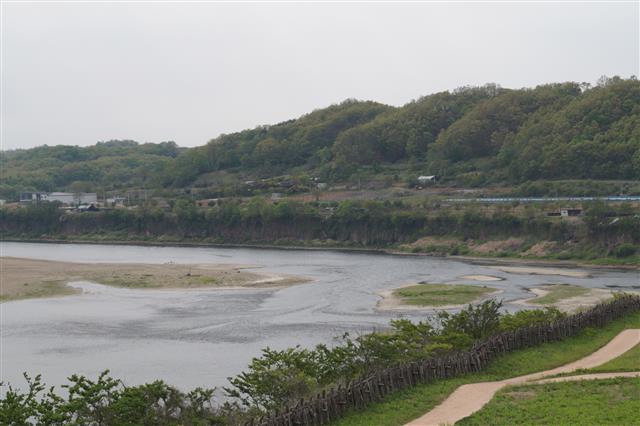 호로고루에서 하류 쪽으로 바라본 임진강. 수심이 매우 얕아 배를 타지 않고도 건널 수 있다.