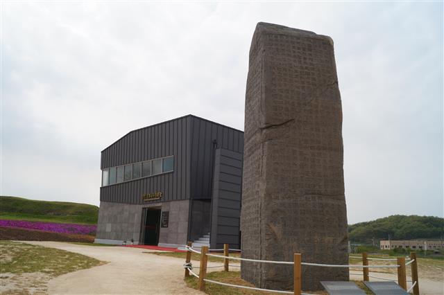 최근 세워진 ‘연천 호로고루 홍보관’과 복제 광개토왕비.