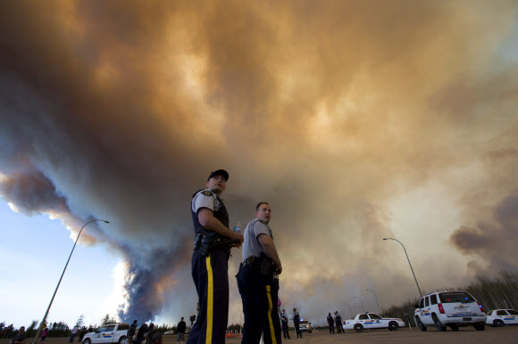 캐나다 앨버타주 산불에 ‘치솟는 검은 연기’