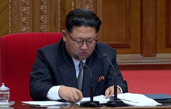 이틀째 양복입고 뿔테 안경 쓴 김정은