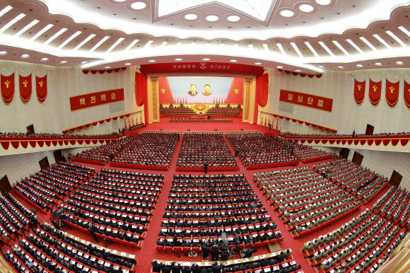 지난 7일 평양 4·25문화회관에서 북한 조선노동당 제7차 대회 이틀째 행사가 계속됐다며 북한 조선중앙통신이 8일 공개한 사진.  연합뉴스