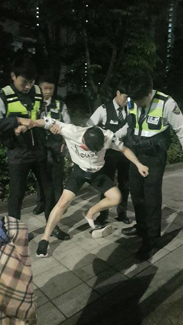 7일 새벽 홍익지구대 경찰관들이 인사불성이 된 취객을 부축해 지구대로 이동하고 있다.  김희리 기자 hitit@seoul.co.kr ※사진은 기사와 직접적인 관련이 없습니다. 