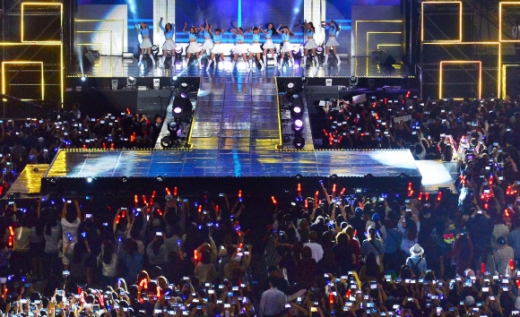 8일 오후 서울 강남구 영동대로에서 ’2016 C-페스티벌 영동대로 K-POP 콘서트’가 열리고 있다.<br>손형준 기자boltagoo@seoul.co.kr