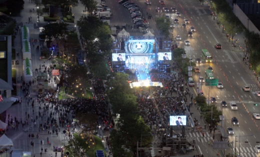 8일 오후 서울 강남구 영동대로에서 ’2016 C-페스티벌 영동대로 K-POP 콘서트’가 열리고 있다.<br>손형준 기자boltagoo@seoul.co.kr