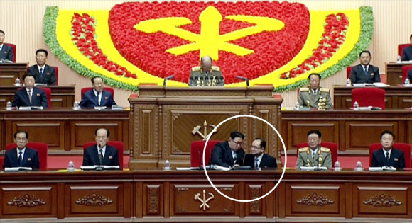 절대 권력자에 무릎 꿇고…