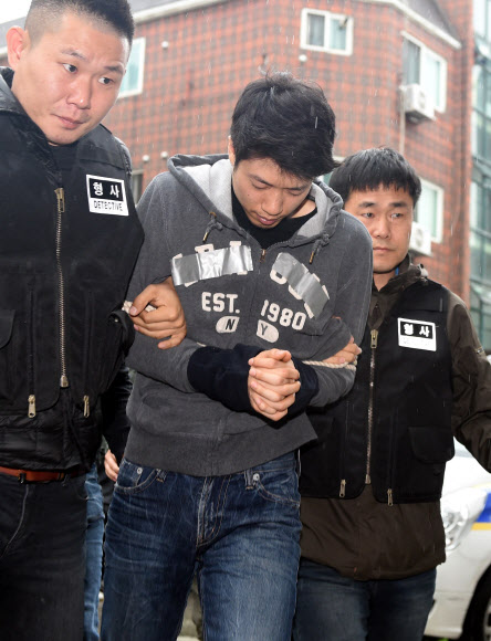 경기 안산 대부도 토막살인 피의자 조성호(30)씨가 10일 오전 인천시 연수구 모 빌라에서 현장검증을 받고자 내부로 들어서고 있다. 조씨는 직장동료 최모(40)씨를 둔기로 내리쳐 살해한 뒤 시신을 훼손해 안산 대부도 일대에 유기한 혐의를 받고 있다.  연합뉴스