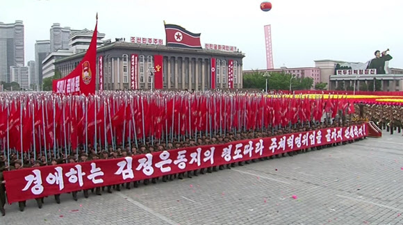 북한 조선중앙TV가 10일 오전 평양시 김일성광장에서 열린 노동당 제7차 대회 경축 평양시 군중대회 및 군중시위(민간 퍼레이드)를 실황 중계했다. 평양 시민과 청년들이 당 대회를 경축하는 대규모 퍼레이드와 카드섹션을 펼치고 있다.  연합뉴스