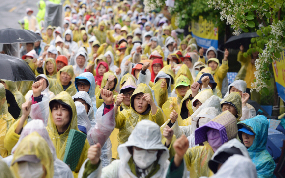 서공호 노조원들, 교육청 앞 우중 집회