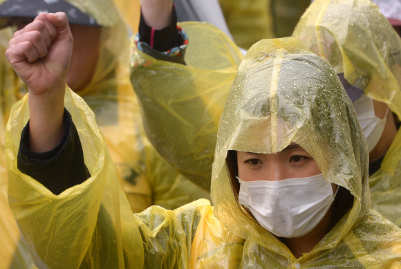 서공호 노조원들, 교육청 앞 우중 집회