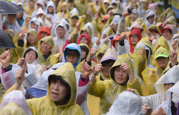 서공호 노조원들, 교육청 앞 우중 집회