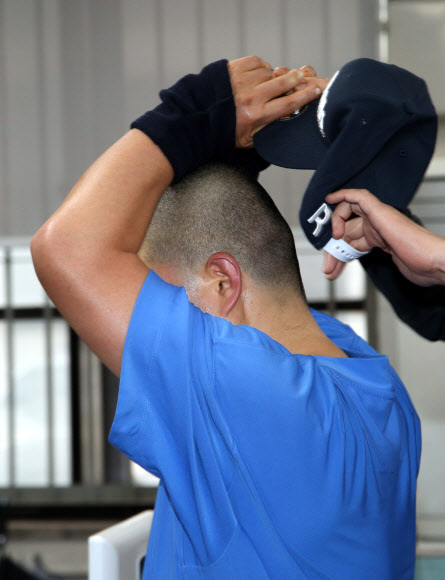 얼굴 공개하려는 친부 살인 용의자