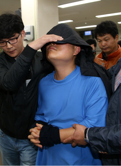 얼굴 공개하려는 친부 살인 용의자