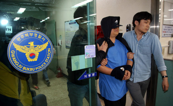 10일 오후 광주 북부경찰서에서 어버이날인  8일 발생한 40대 남매의 친부 살인사건 피의자가 압송되고 있다.  연합뉴스