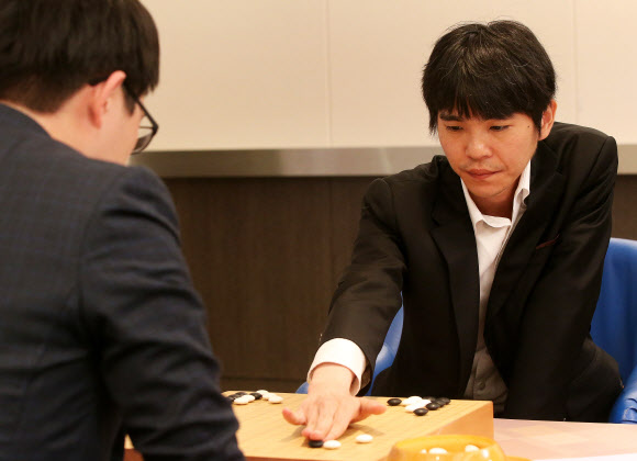 이세돌 9단이 10일 오후 경기도 광주시 서브원 곤지암리조트에서 열린 제19회 맥심커피배 입신최강전 결승2국에서 원성진 9단과 대국을 하고 있다.  연합뉴스