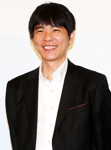 이세돌 9단이 10일 오후 경기도 광주시 서브원 곤지암리조트에서 열린 제19회 맥심커피배 입신최강전 결승2국에서 대국에 앞서 인터뷰를 하고 있다. 연합뉴스