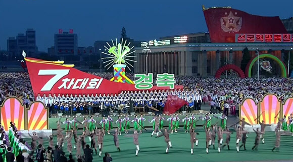 北 김일성 광장서 청년학생들의 야회및 횃불 행진