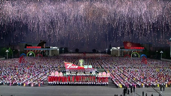 北 김일성 광장서 청년학생 야회 및 횃불 행진
