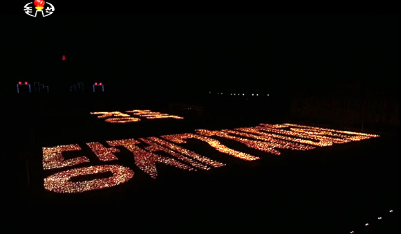 北 김일성 광장서 청년학생 횃불 행진