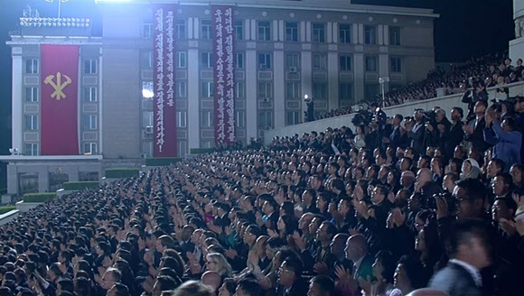 北 김일성 광장서 청년학생 야회 및 횃불 행진