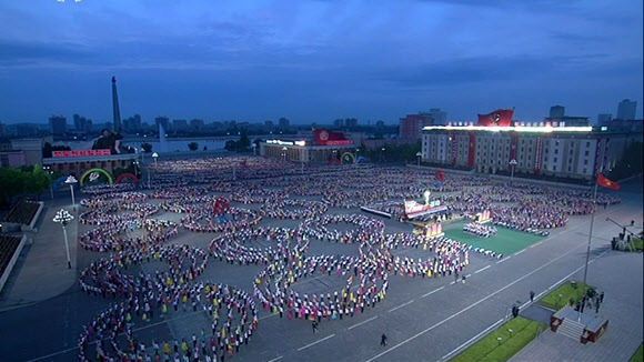 北 김일성 광장서 청년학생들의 야회및 횃불 행진