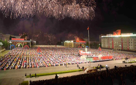 北 김일성 광장서 청년학생 횃불 행진