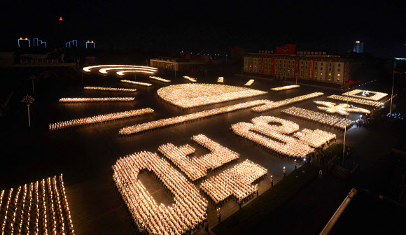 北 김일성 광장서 청년학생 횃불 행진