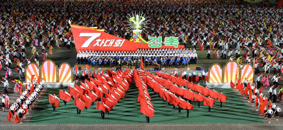 北 김일성 광장서 청년학생 횃불 행진