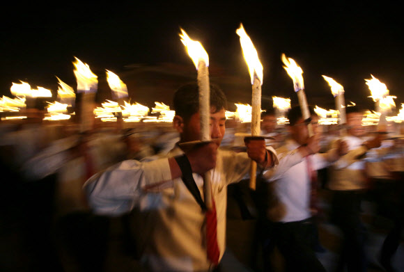 北 김일성 광장서 청년학생 횃불 행진