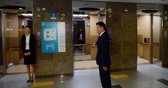 의원회관 엘리베이터 제지하는 국회 직원들