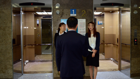 의원회관 엘리베이터 앞 국회 직원들