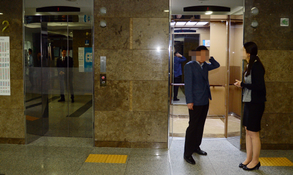 의원회관 엘리베이터 제지하는 국회 직원들